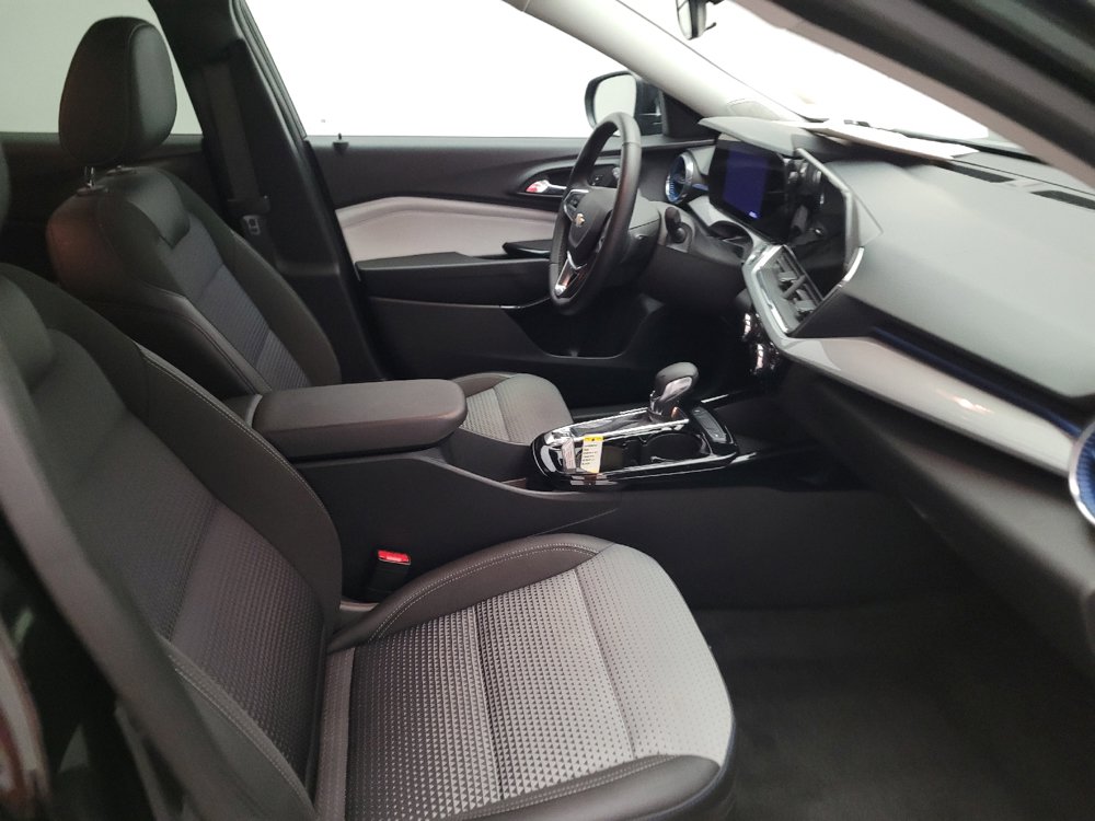 Used 2025 Chevrolet Trax LT w/ LT Convenience Package FWD image 21