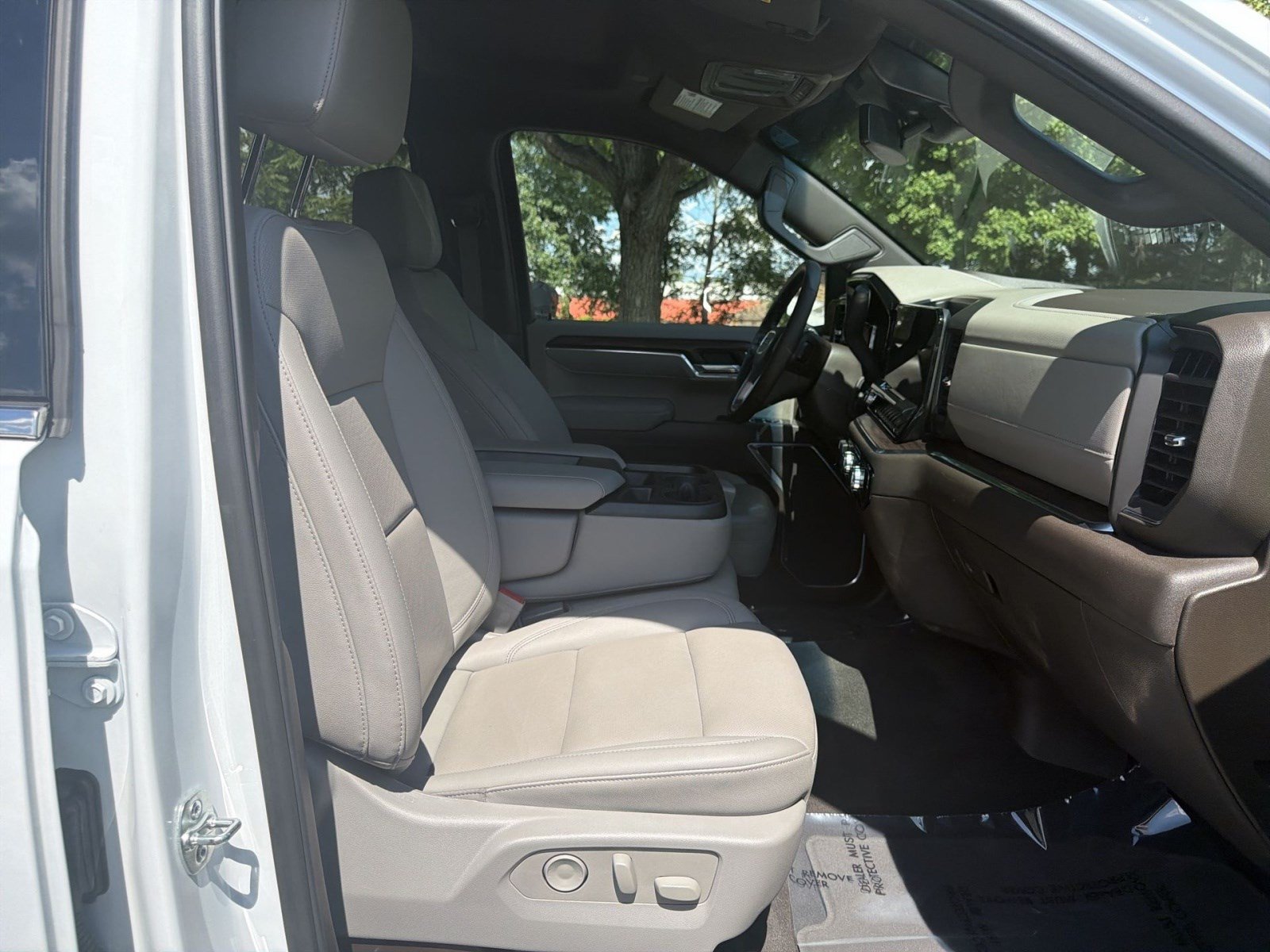 Used 2025 GMC Sierra 1500 SLT AWD/4WD image 25