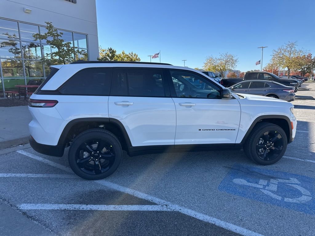New 2025 Jeep Grand Cherokee Altitude AWD/4WD image 32