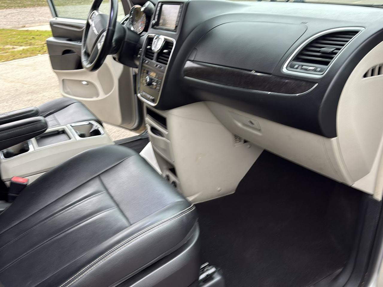 Used 2016 Chrysler Town & Country Touring w/ Driver Convenience Group FWD image 28