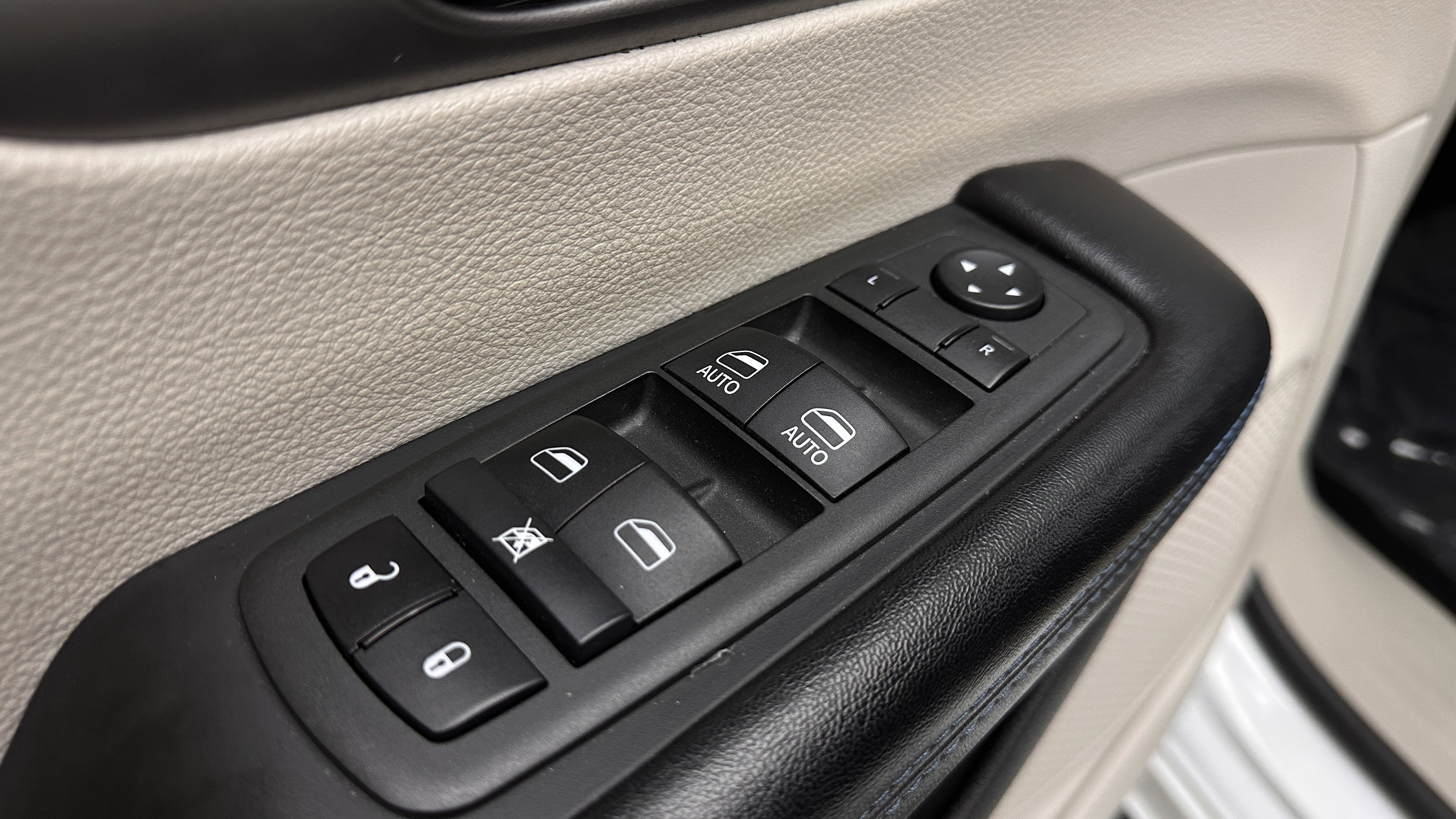 Used 2021 Chrysler Pacifica Touring-L FWD image 12