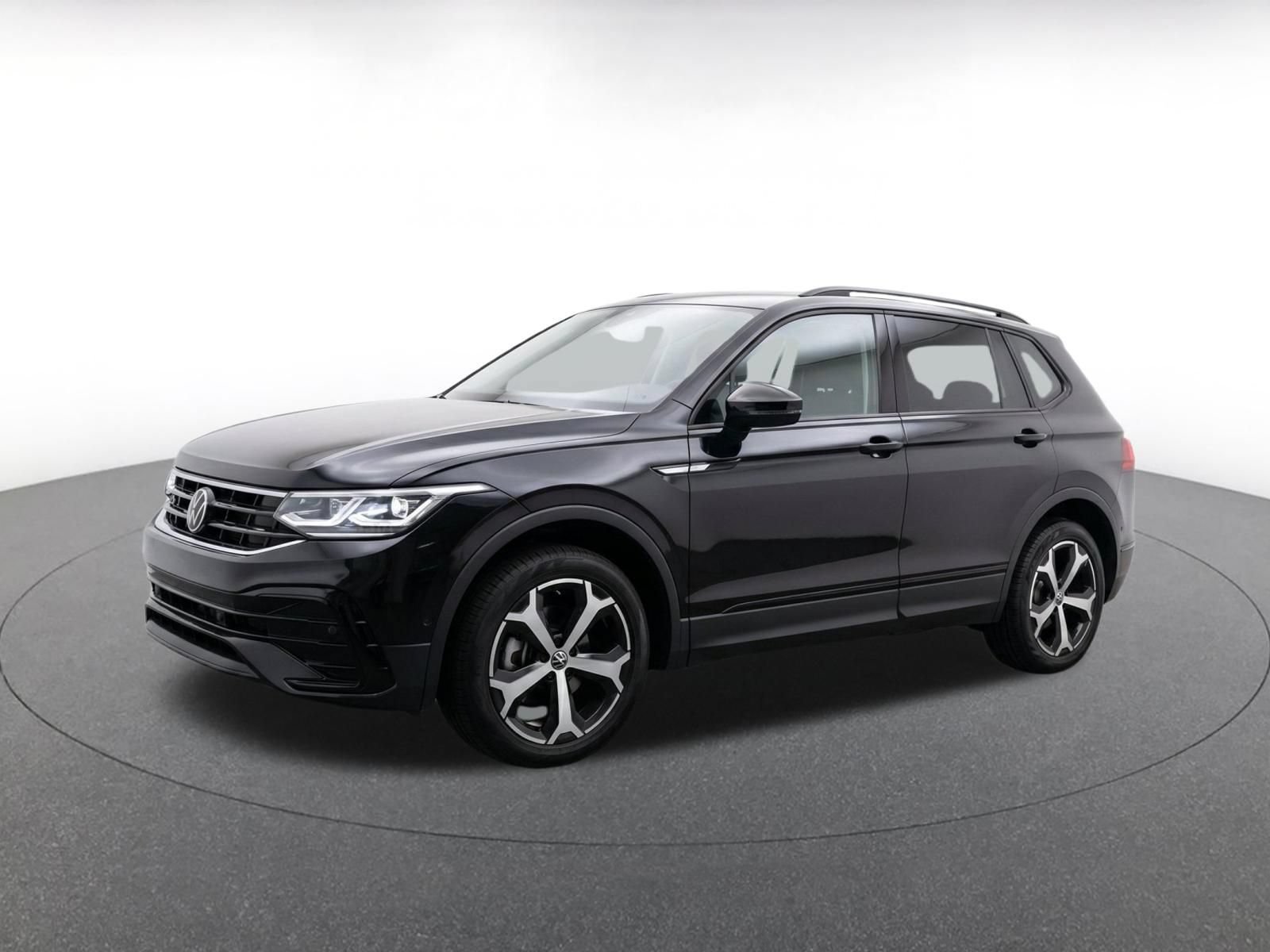 Used 2026 Volkswagen Tiguan SE AWD/4WD image 3