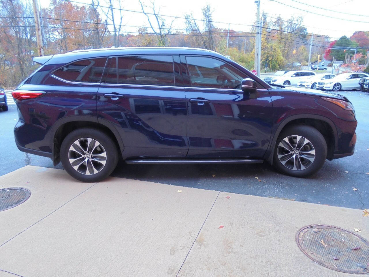 Used 2021 Toyota Highlander XLE AWD/4WD image 4