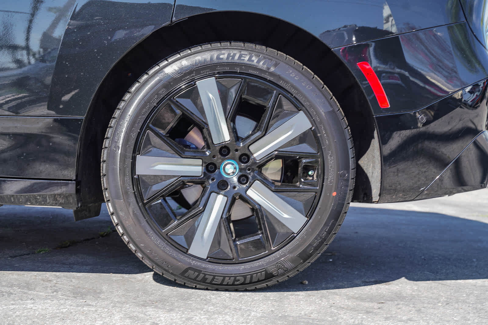 Used 2023 BMW iX xDrive50 w/ Sport Package image 8