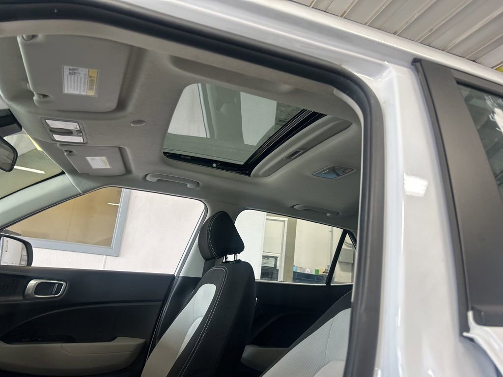 Used 2025 Hyundai Venue SEL FWD image 5