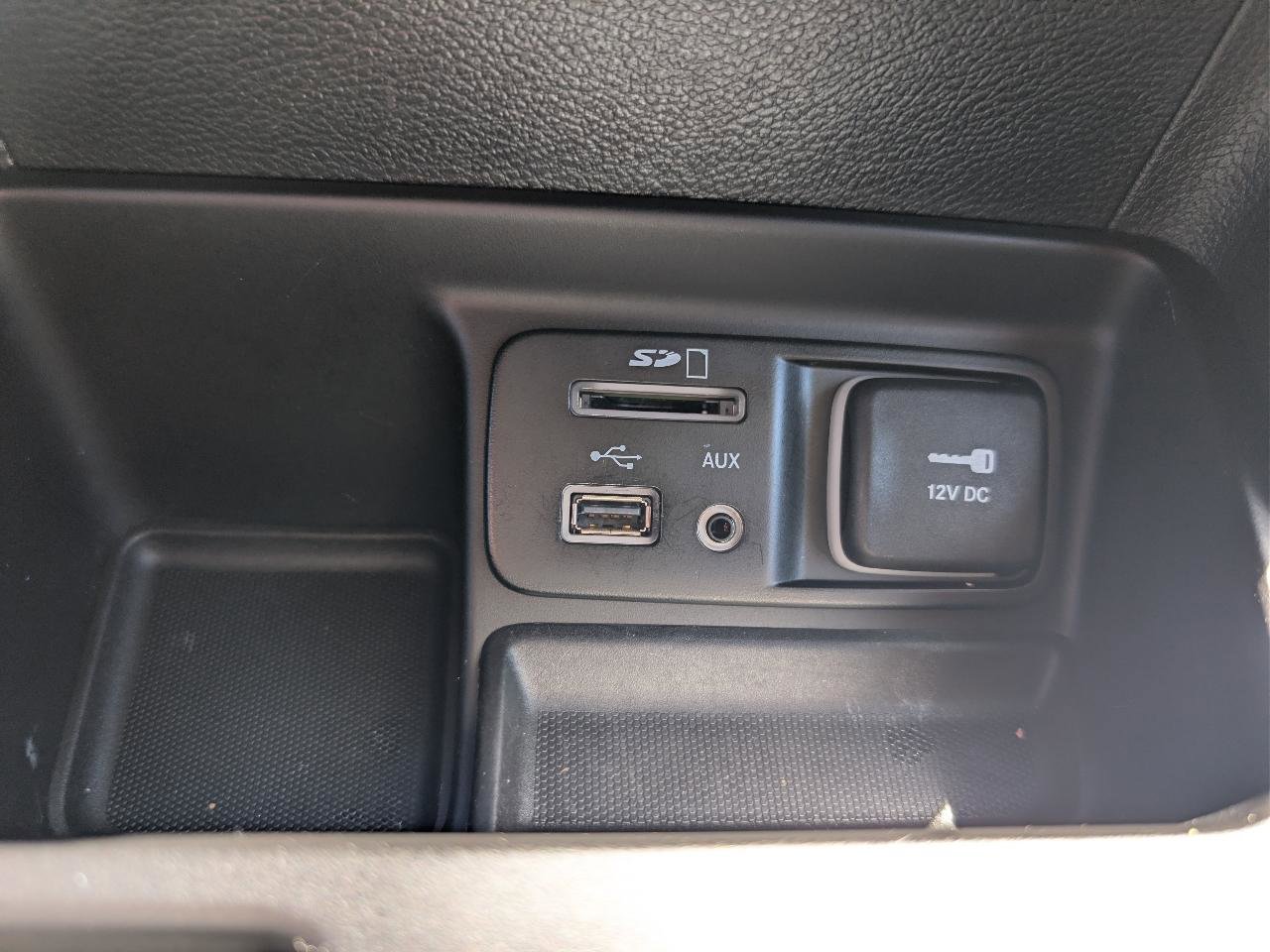 Used 2018 Jeep Cherokee Latitude Plus w/ Comfort/Convenience Group FWD image 29