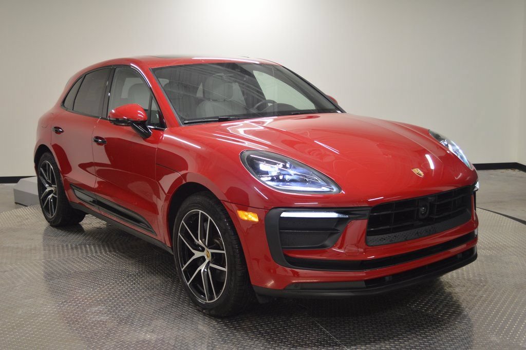 Certified 2025 Porsche Macan AWD/4WD image 9