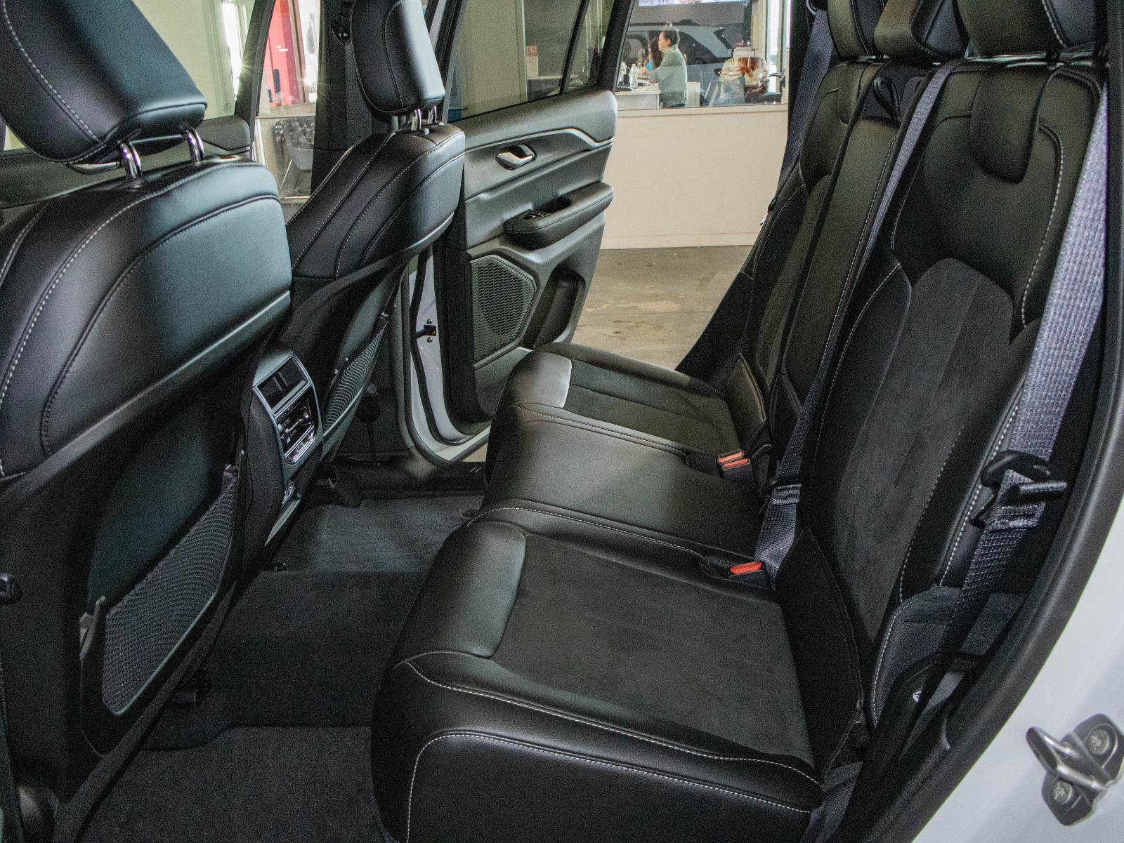 Used 2025 Jeep Grand Cherokee Altitude image 14