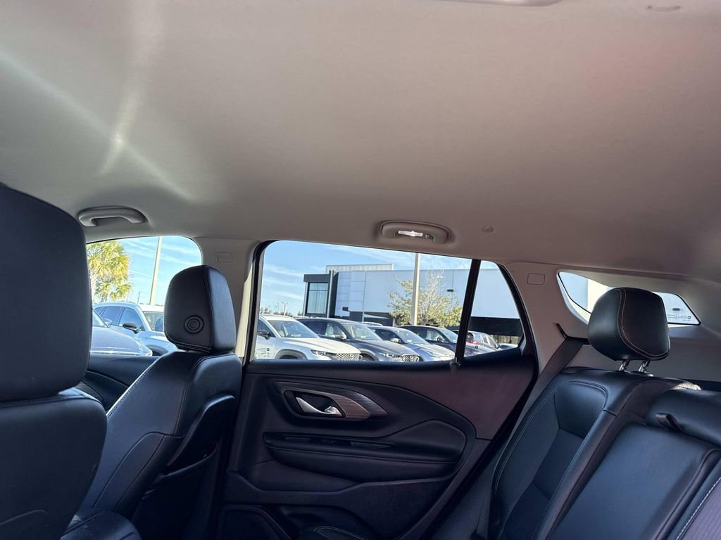 Used 2023 GMC Terrain SLT image 17
