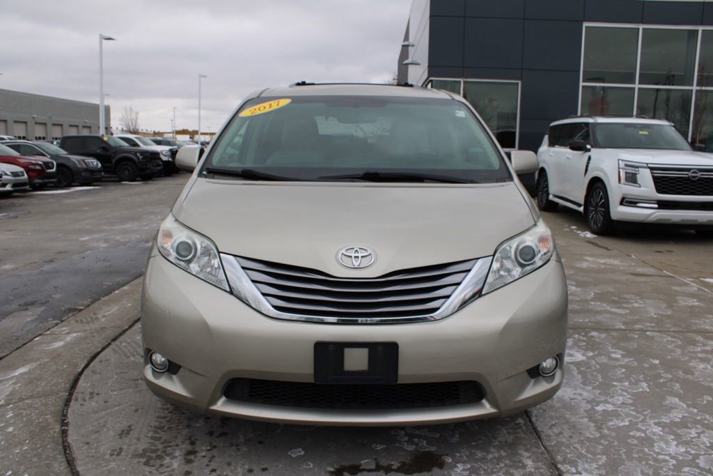 Used 2017 Toyota Sienna XLE Premium image 2