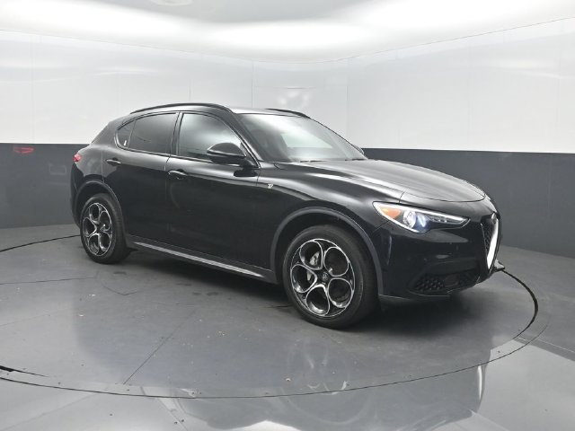 Used 2023 Alfa Romeo Stelvio Ti AWD/4WD image 33