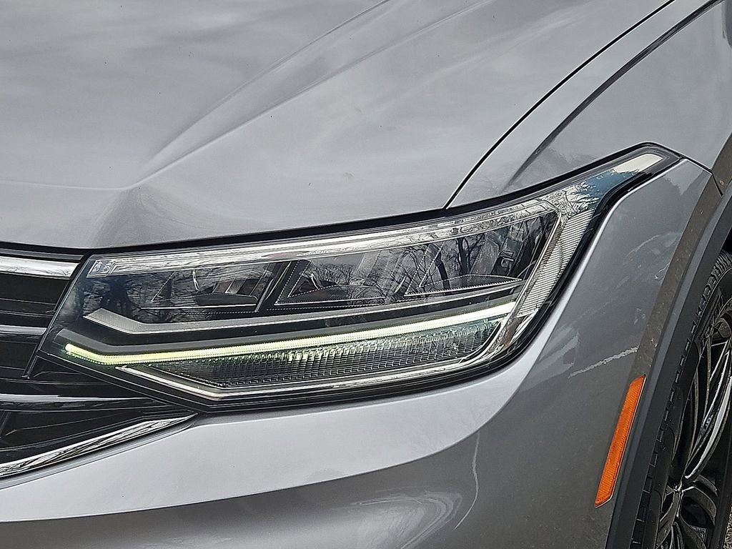 Certified 2022 Volkswagen Tiguan SE R-Line image 10