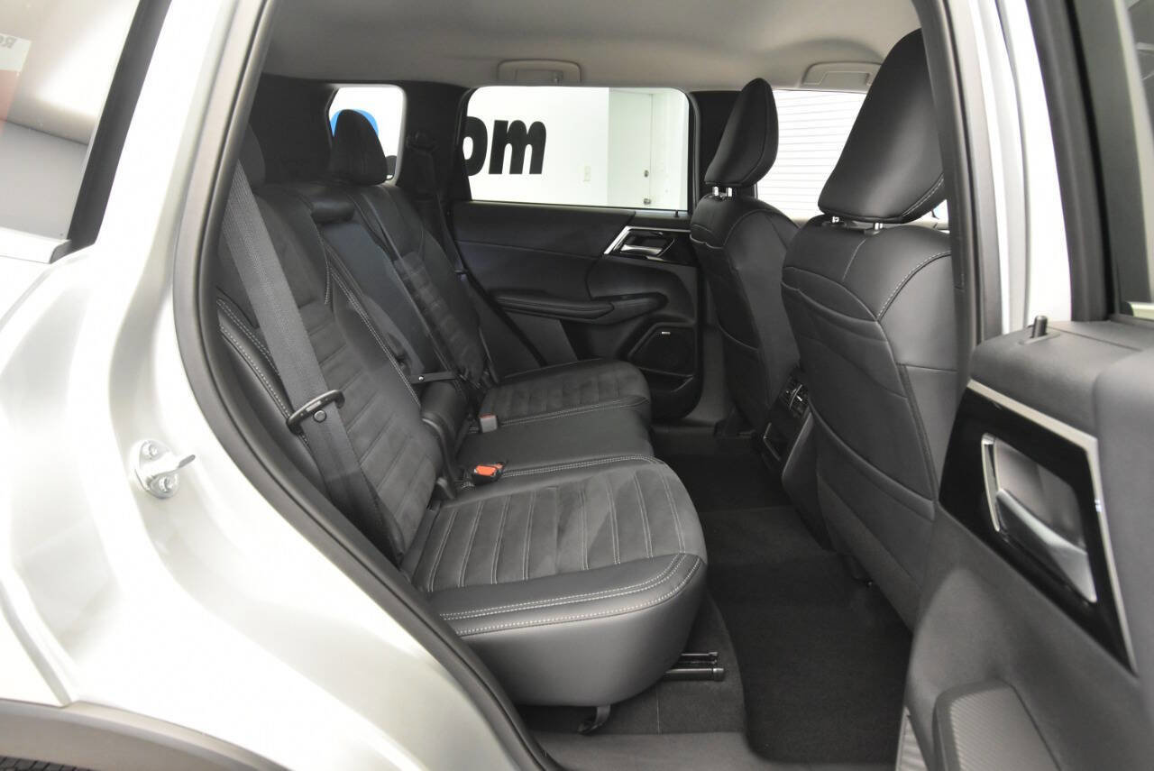 Used 2025 Mitsubishi Outlander SE image 18