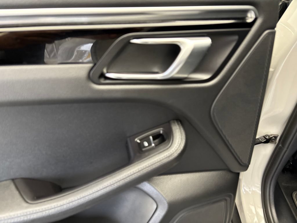 Certified 2023 Porsche Macan AWD/4WD image 19