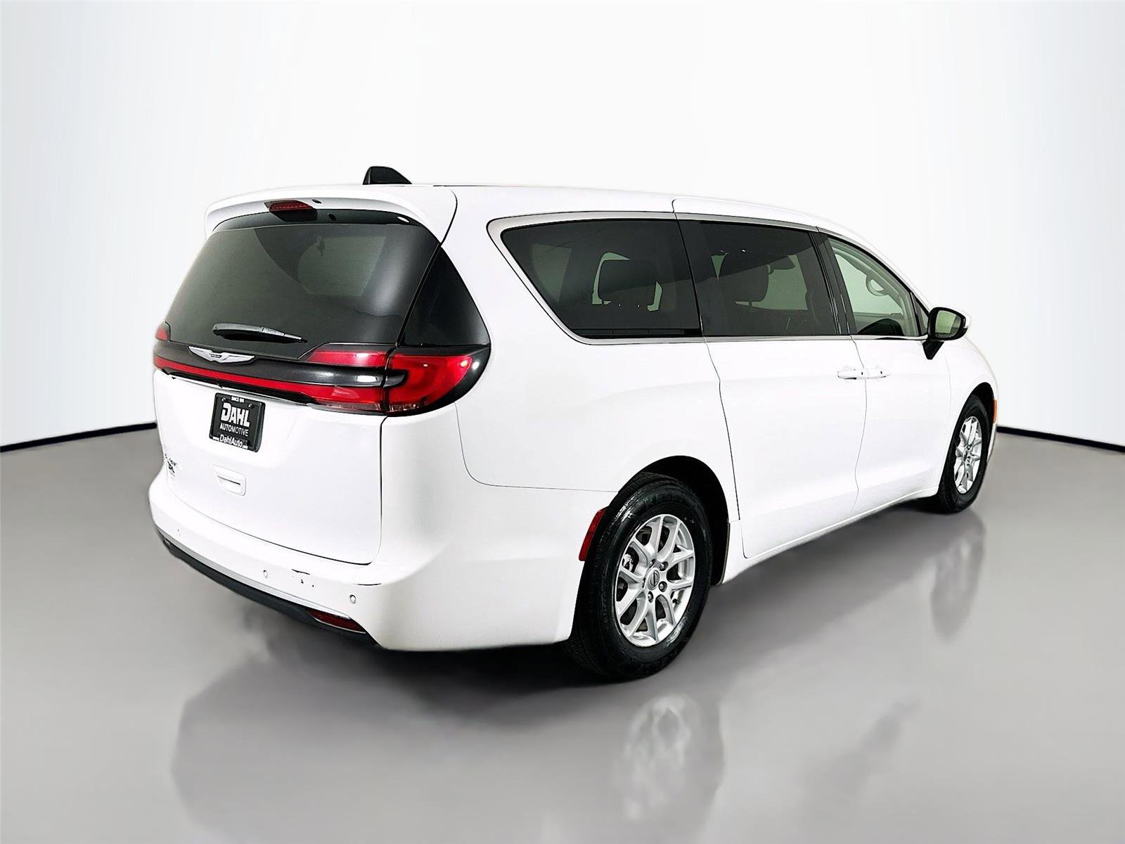 Used 2023 Chrysler Pacifica Touring-L image 13