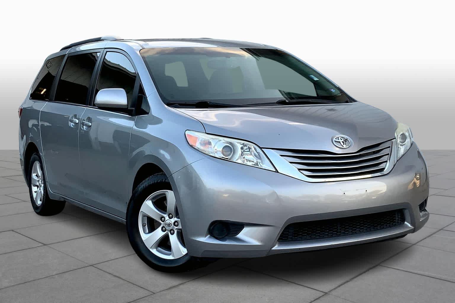 Used 2015 Toyota Sienna LE FWD image 3