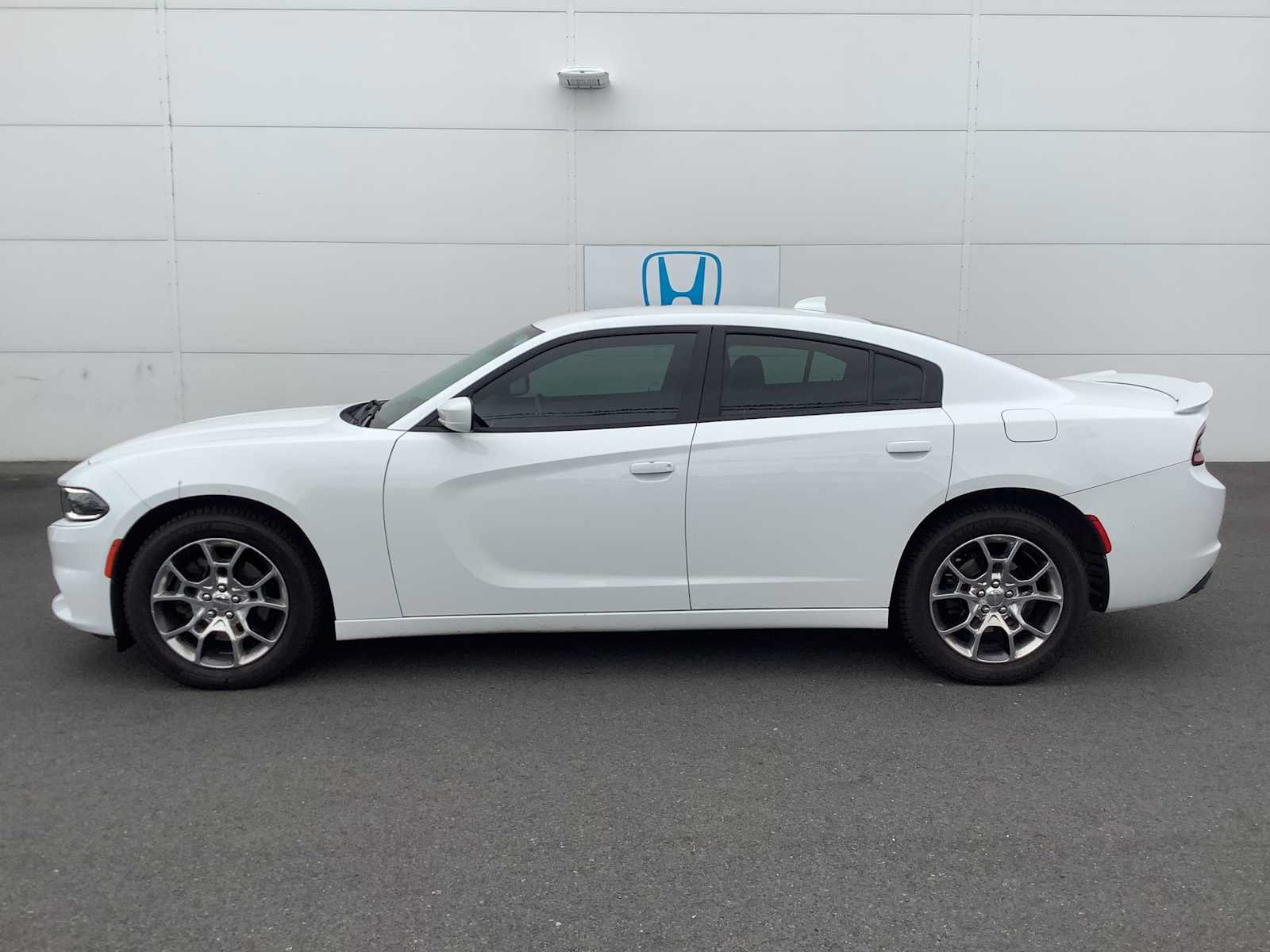 Used 2015 Dodge Charger SXT w/ AWD Plus Group image 2