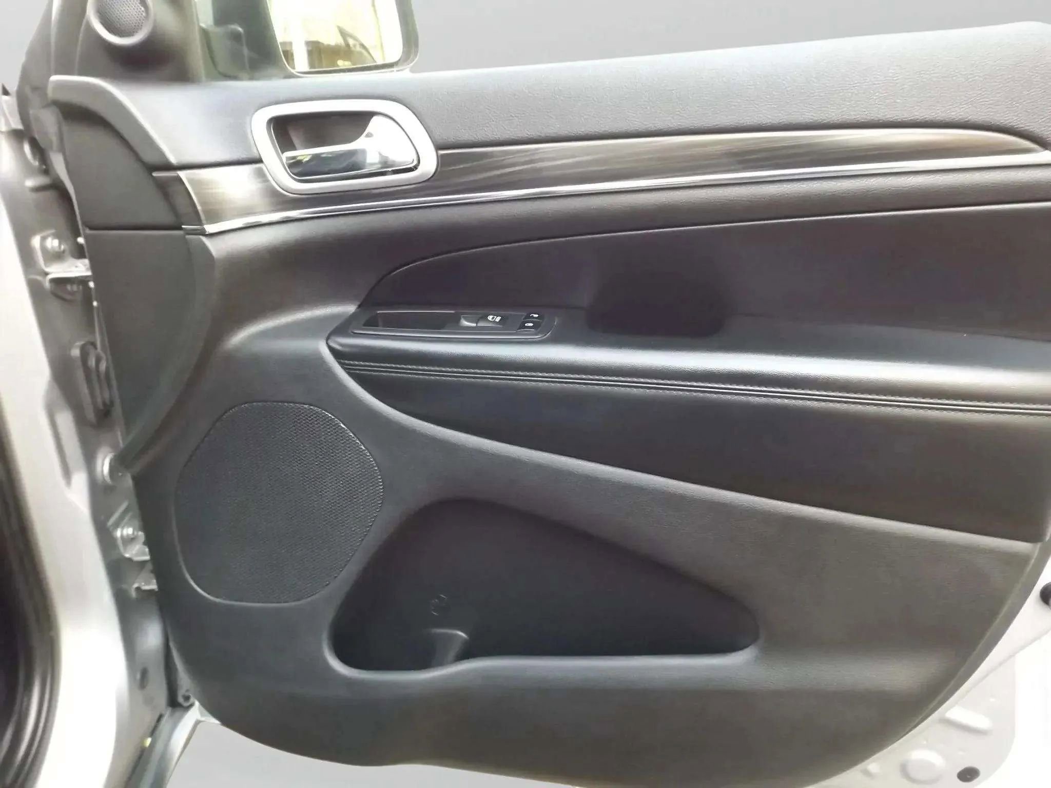 Used 2019 Jeep Grand Cherokee Limited image 11