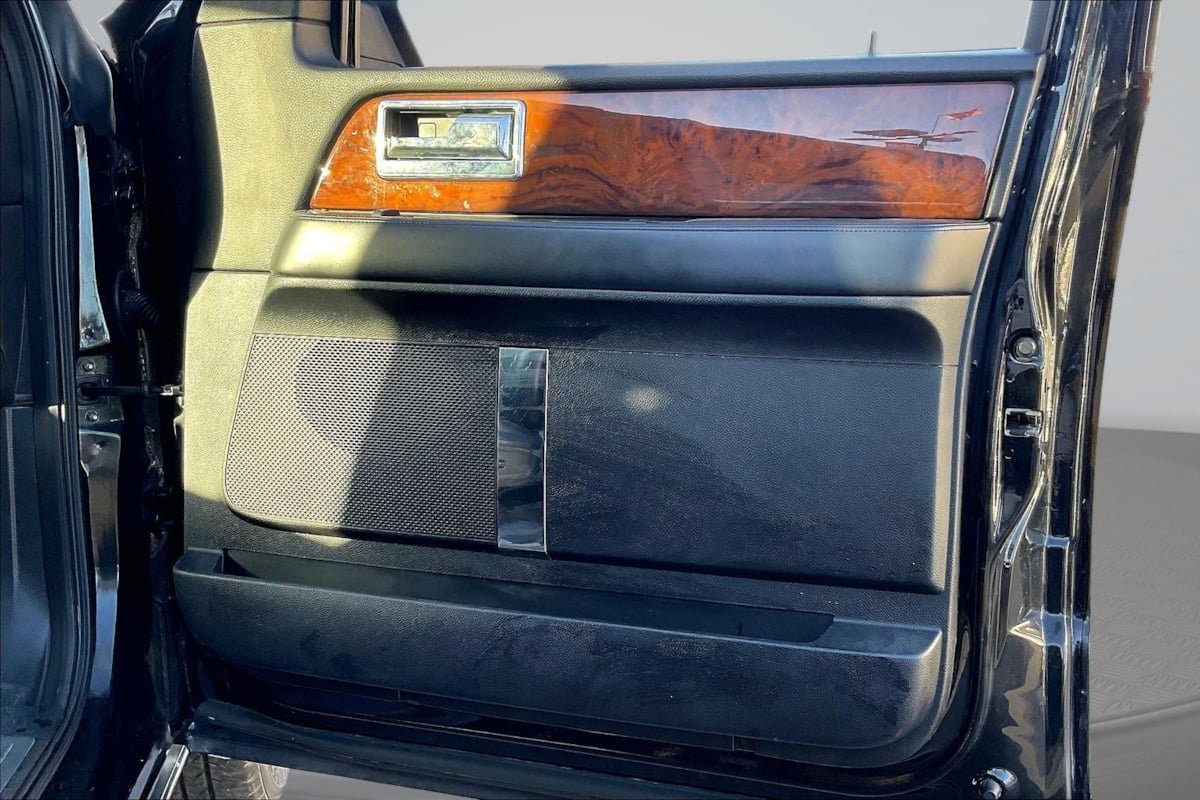 Used 2016 Lincoln Navigator Select image 24