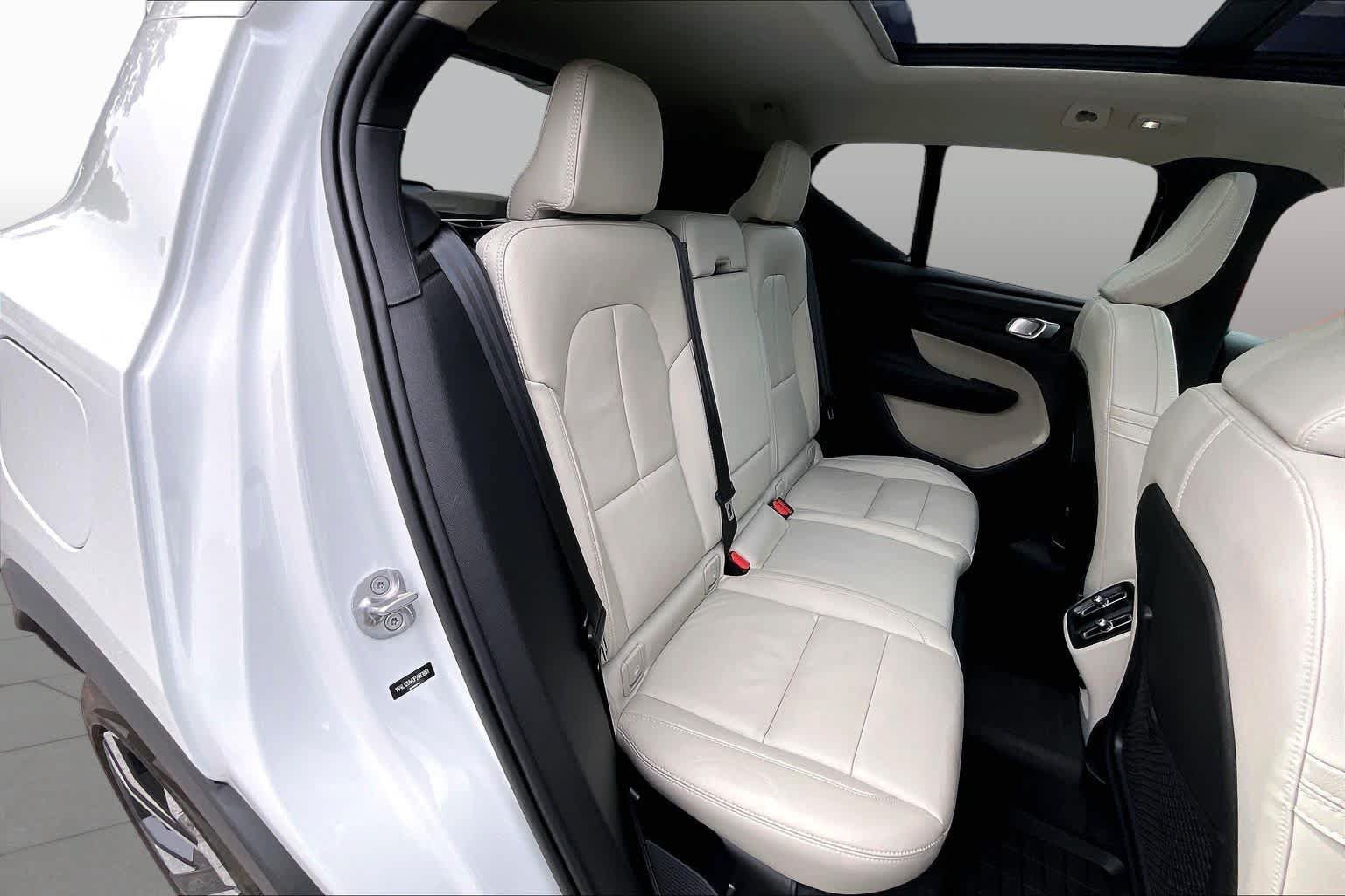 Used 2023 Volvo XC40 B5 Plus AWD/4WD image 19