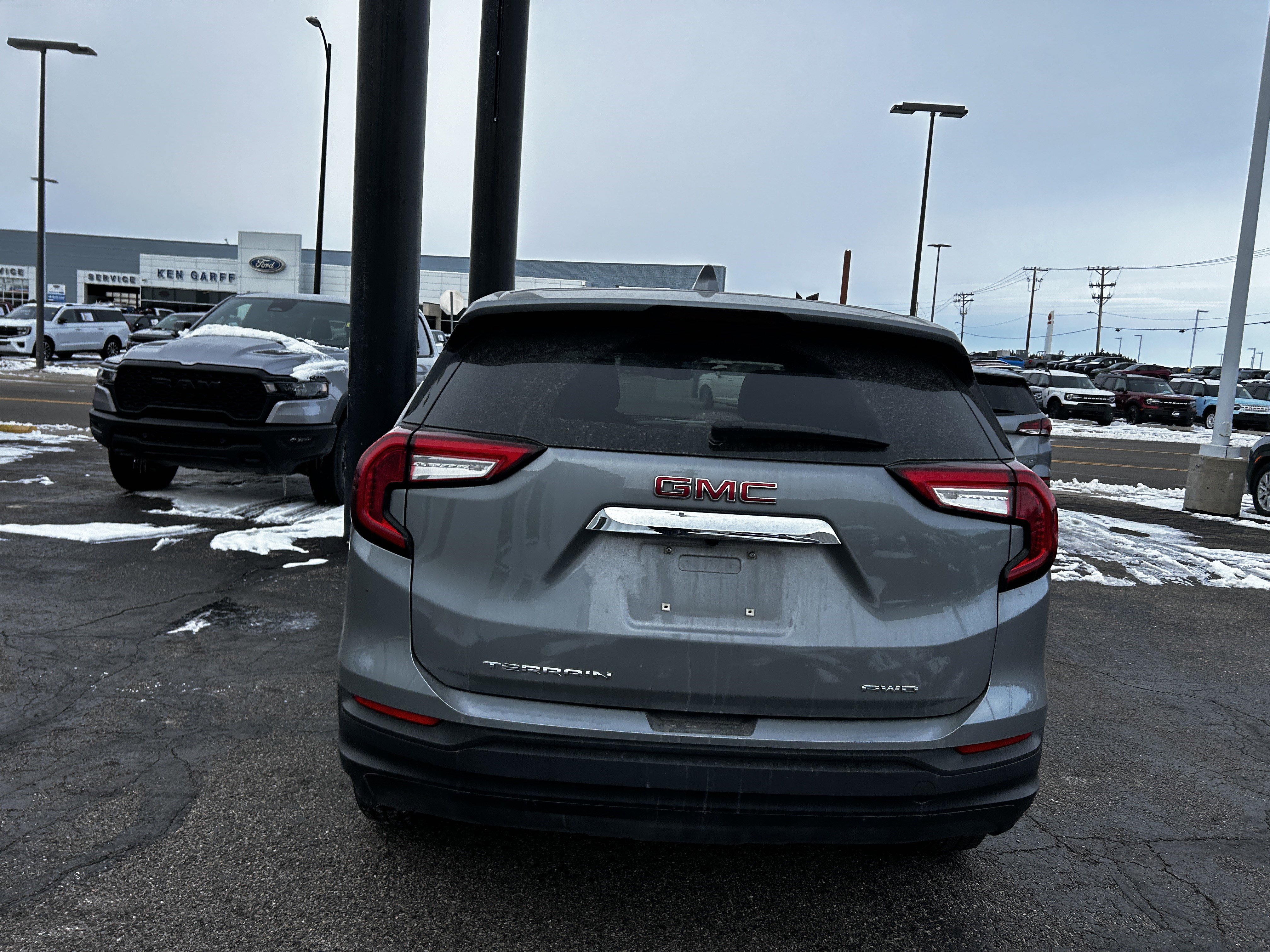 Used 2024 GMC Terrain SLE image 4