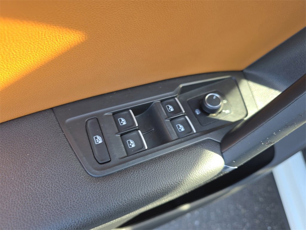 Used 2018 Volkswagen Tiguan SE w/ Panoramic Sunroof Package image 19