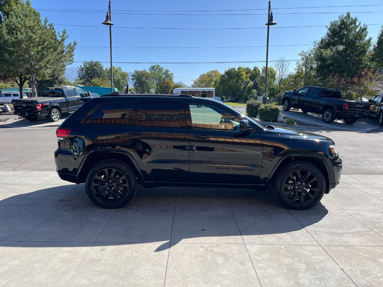 Used 2020 Jeep Grand Cherokee Altitude image 3