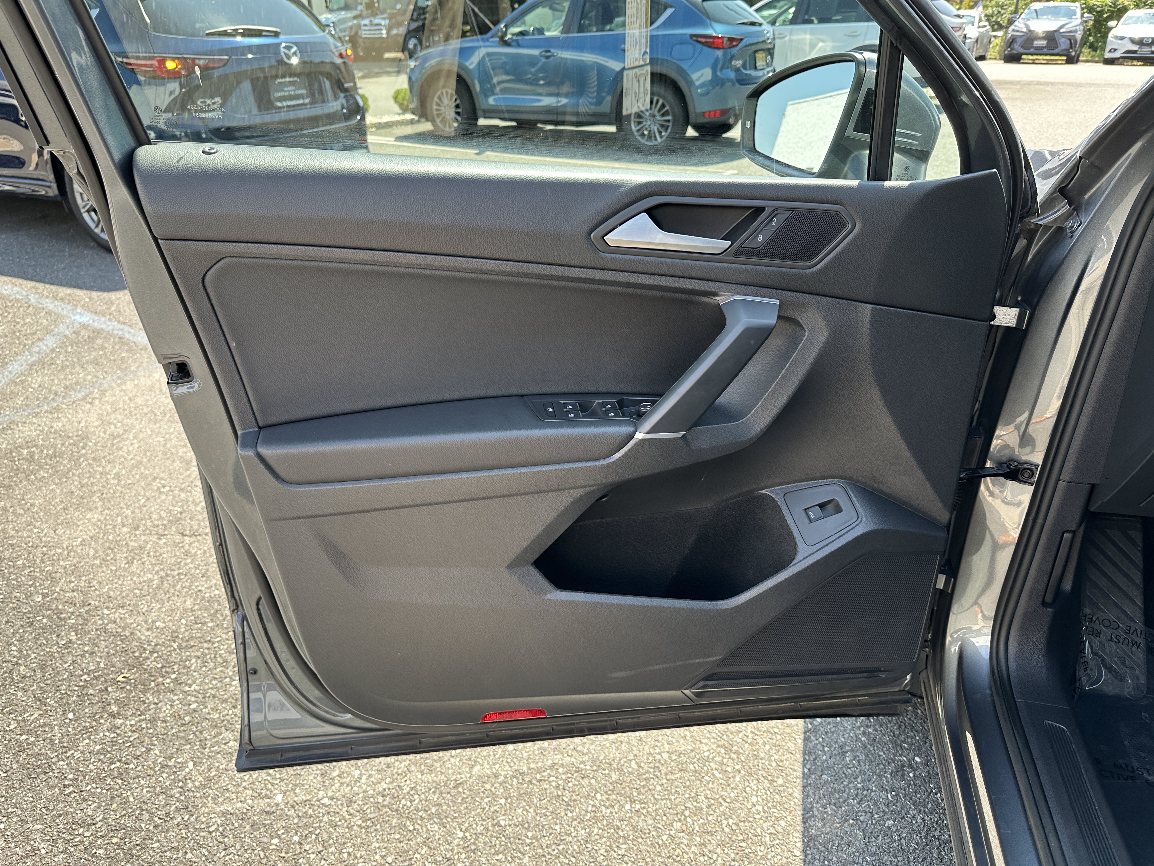 Used 2020 Volkswagen Tiguan SEL AWD/4WD image 23