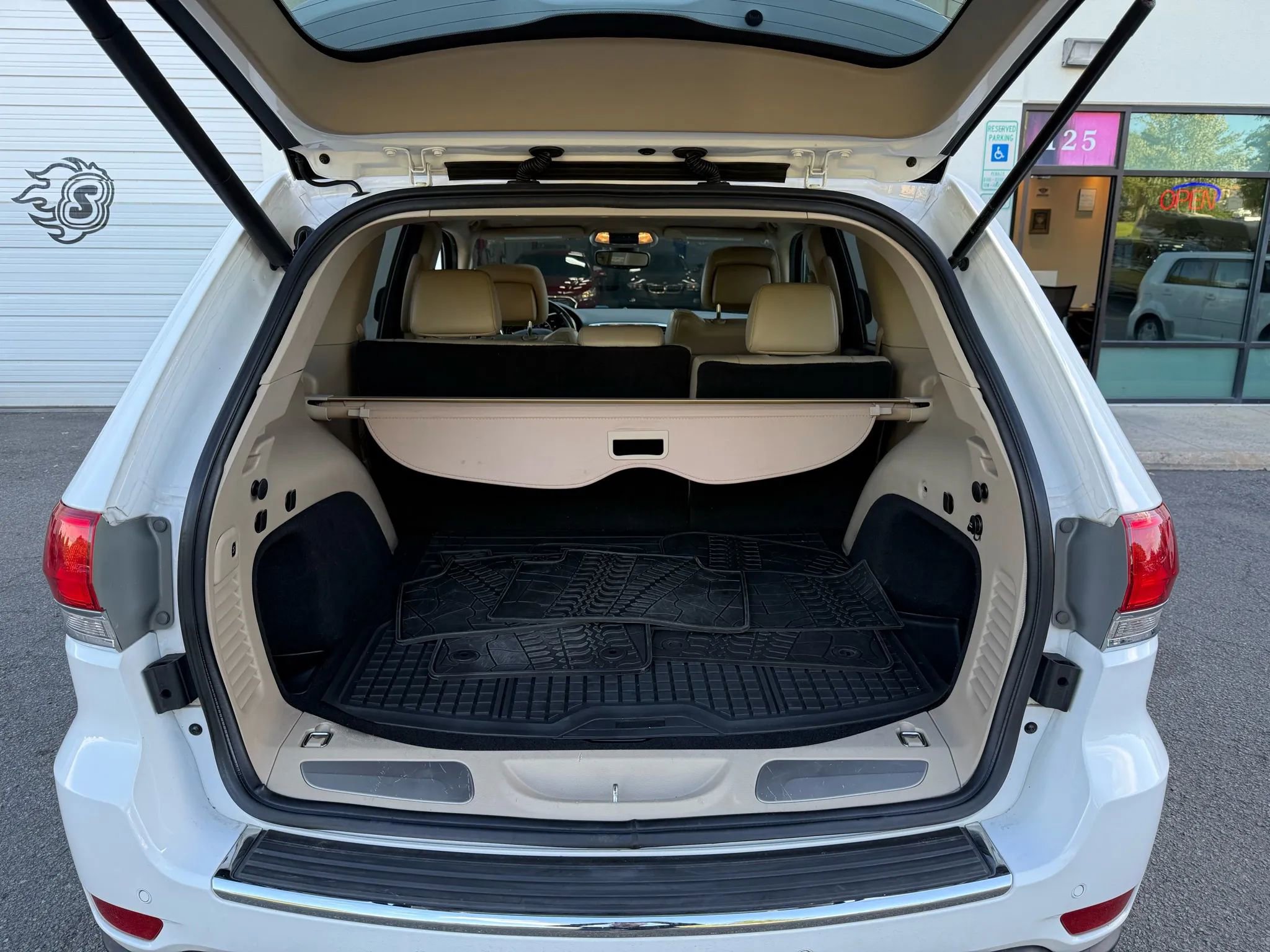 Used 2018 Jeep Grand Cherokee Limited image 31