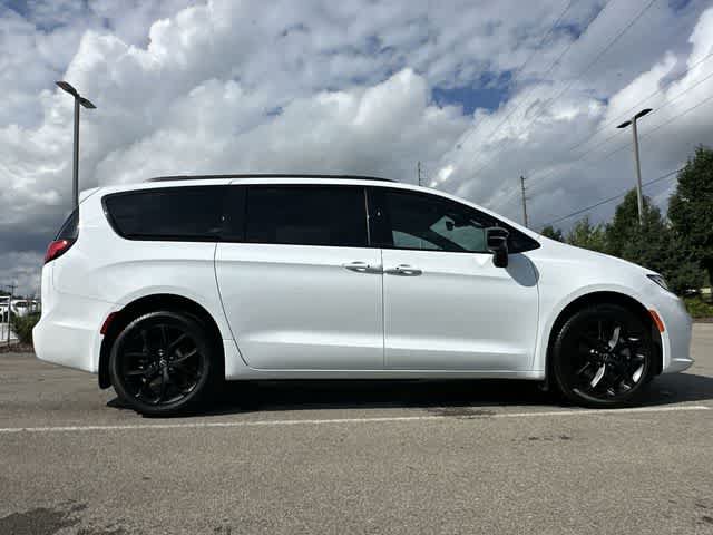 Used 2026 Chrysler Pacifica Select w/ S Appearance Package AWD/4WD image 3