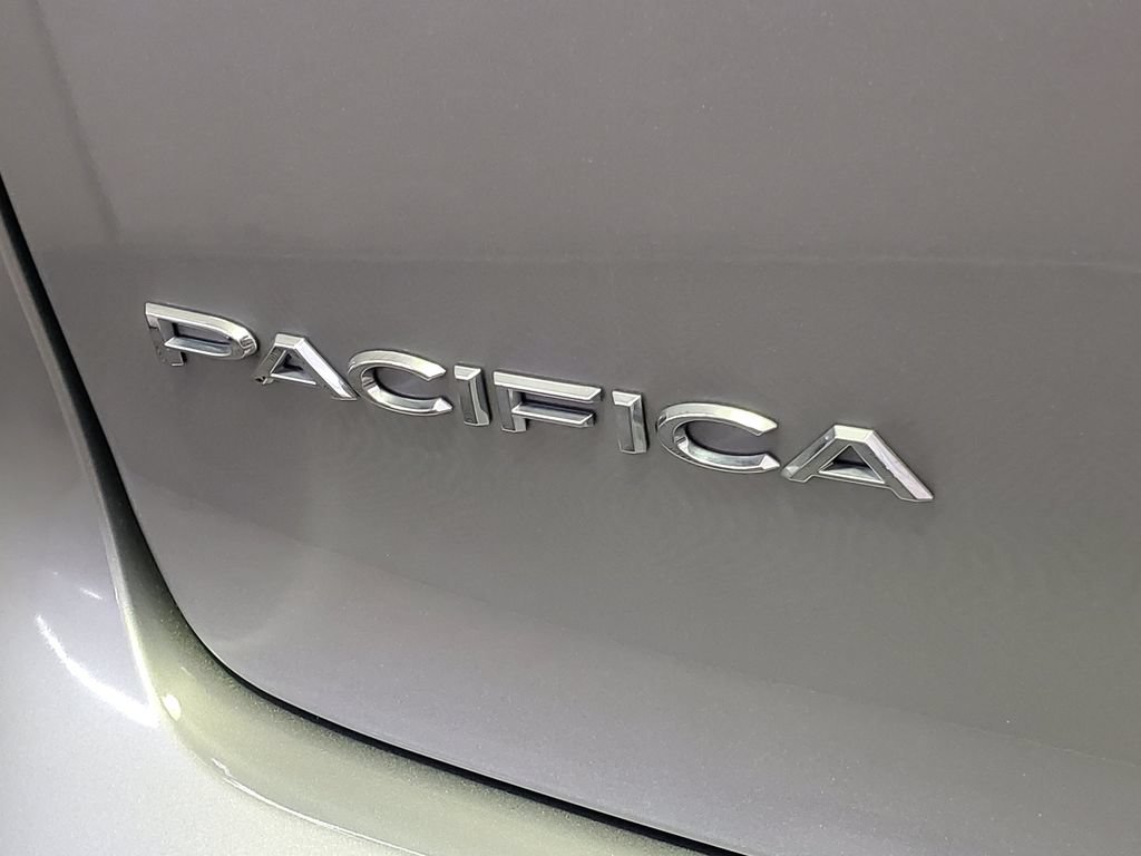 Used 2017 Chrysler Pacifica Touring FWD image 29