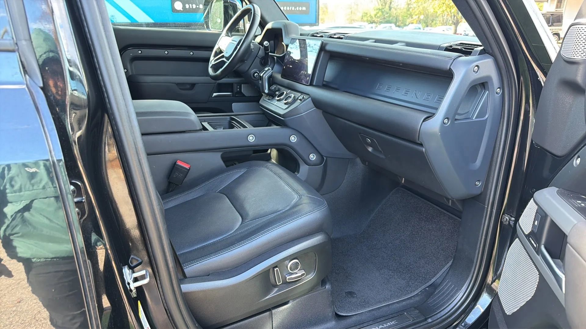 Used 2024 Land Rover Defender 130 X-Dynamic SE image 26