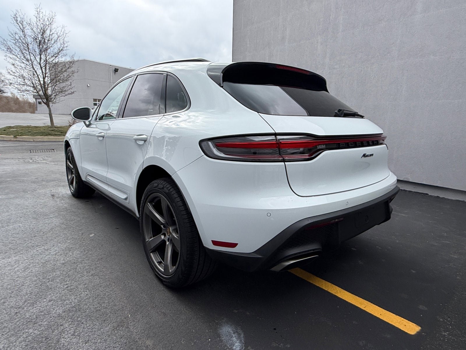 Certified 2025 Porsche Macan AWD/4WD image 3