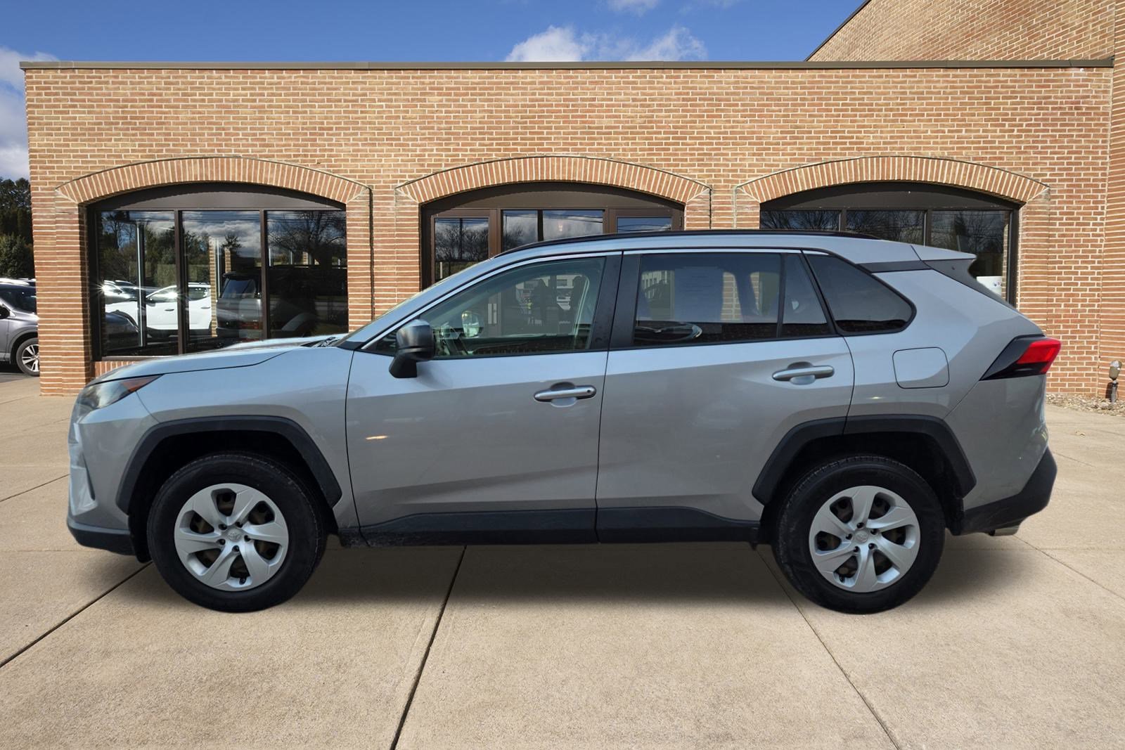 Used 2020 Toyota RAV4 LE image 7