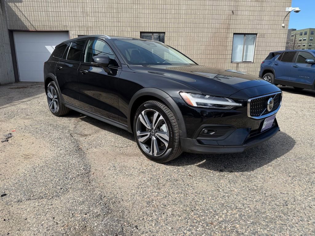 Used 2025 Volvo V60 B5 Cross Country Plus image 8