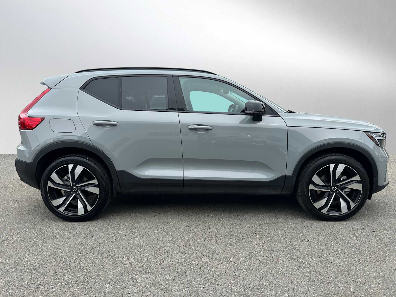 Used 2026 Volvo XC40 B5 Ultra w/ Climate Package AWD/4WD image 2