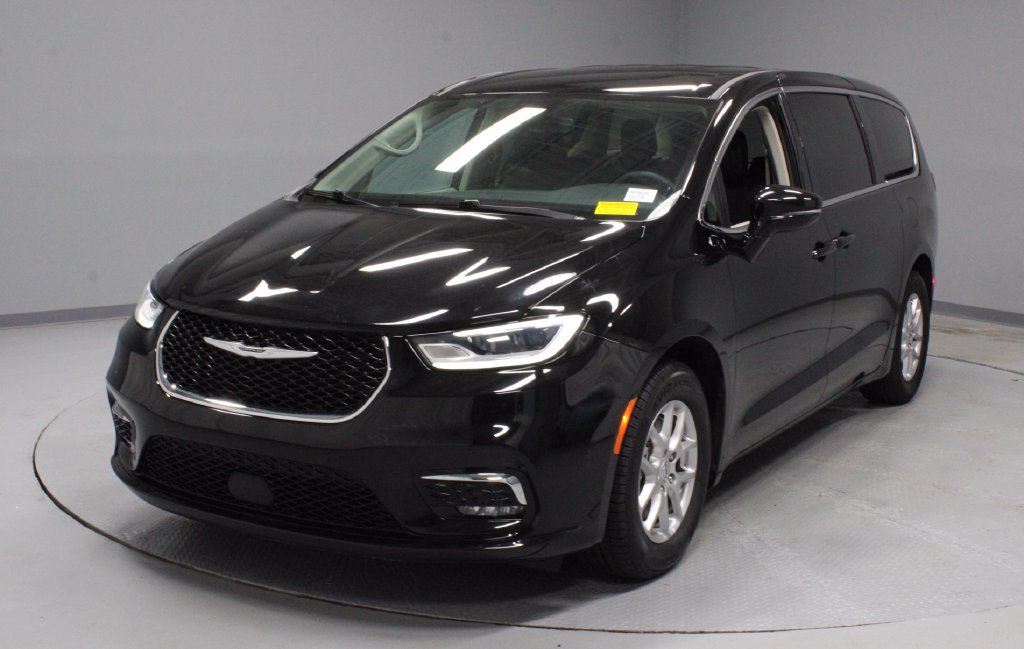 Used 2024 Chrysler Pacifica Touring-L FWD image 6