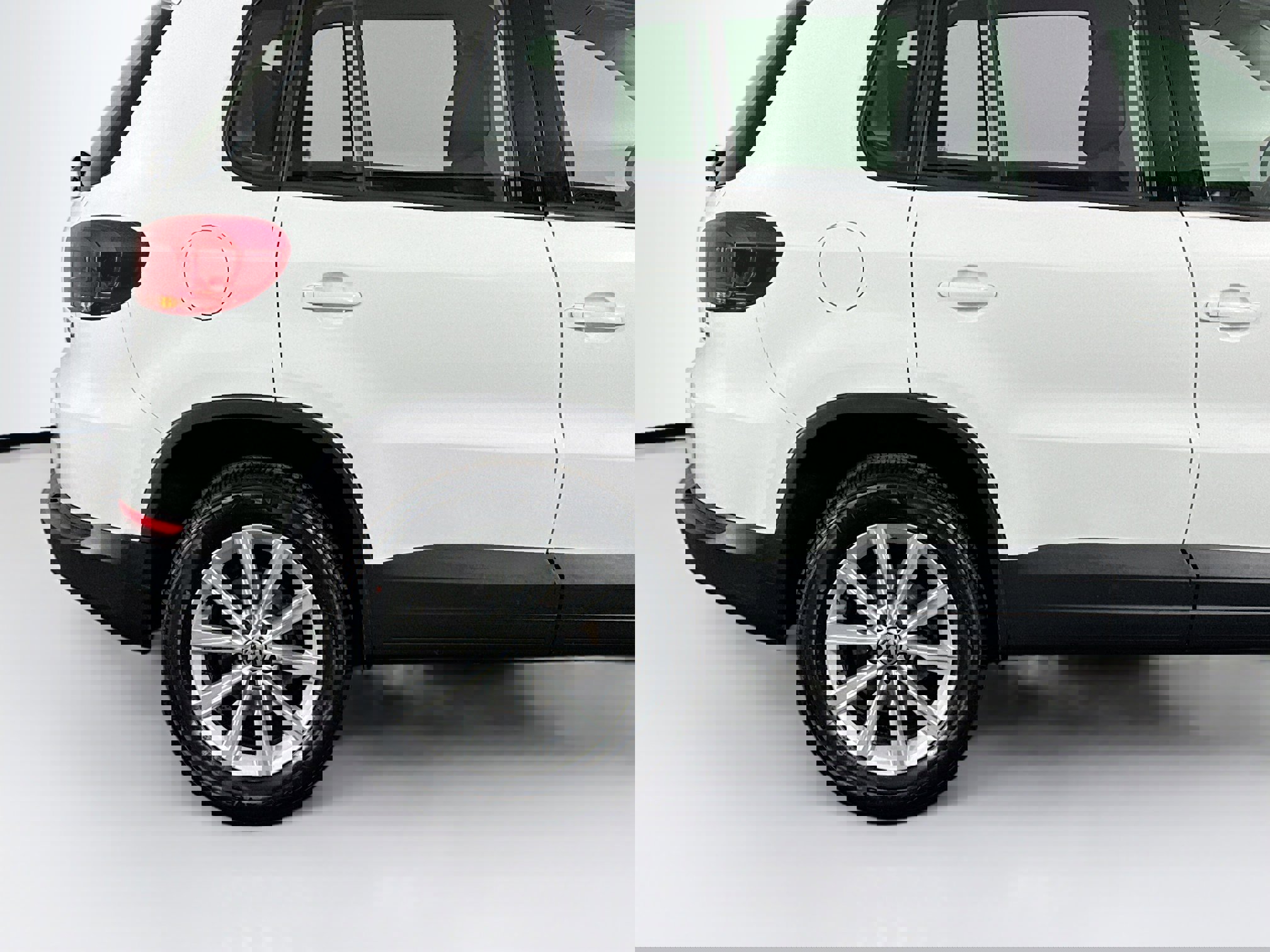 Used 2018 Volkswagen Tiguan Limited w/ Premium Package image 38