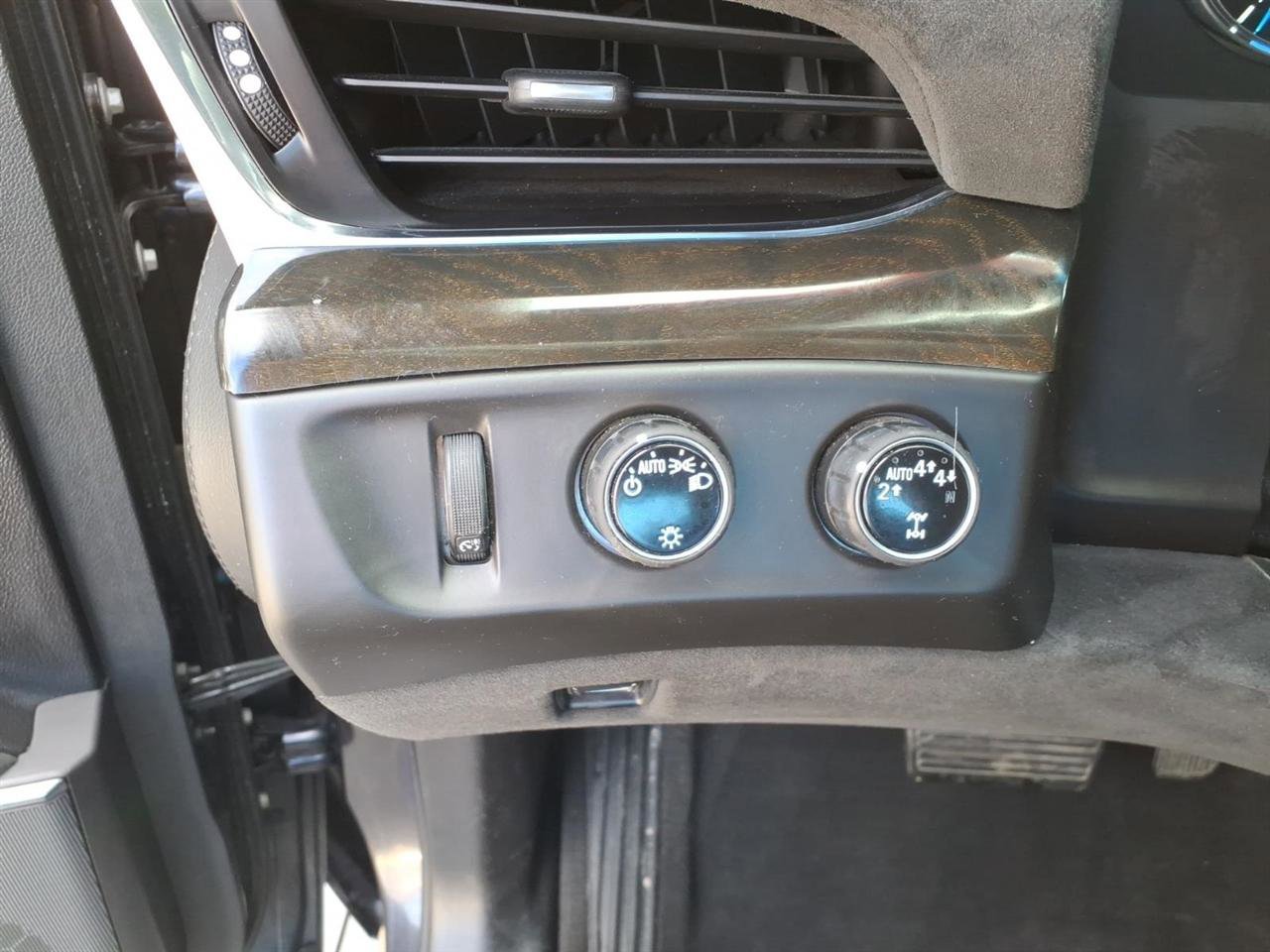 Used 2017 Cadillac Escalade Platinum image 12
