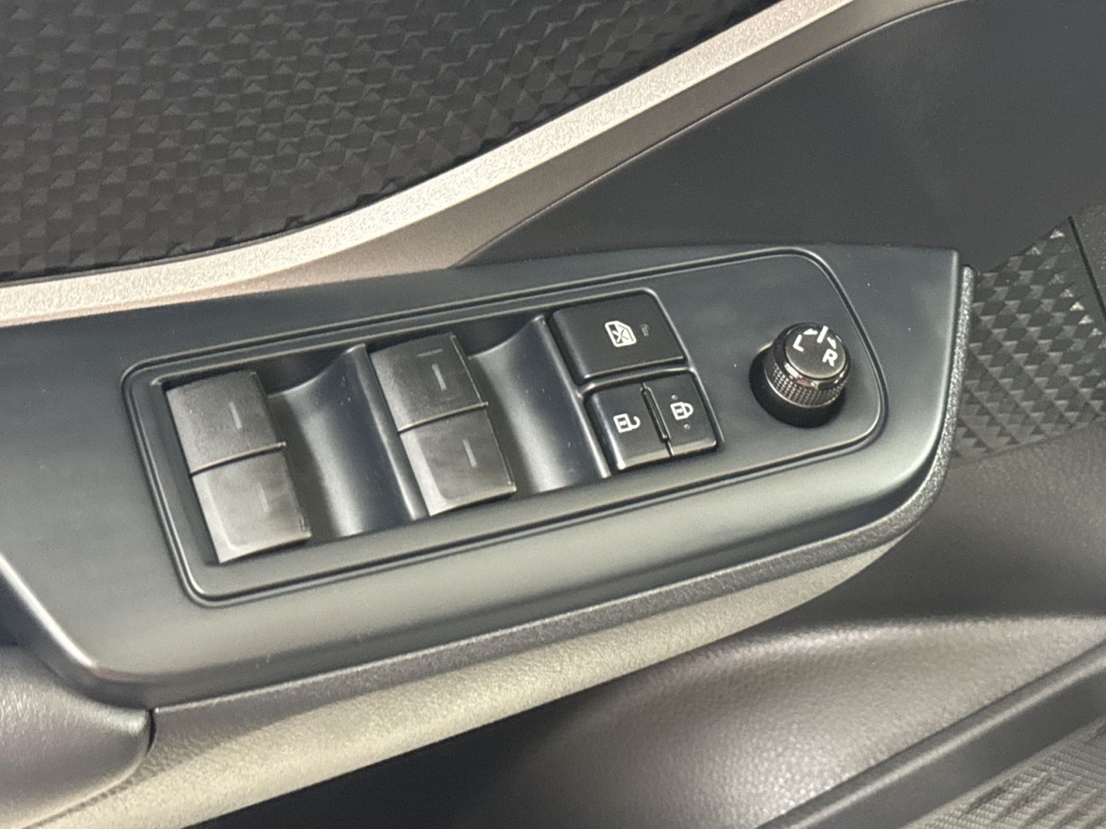 Used 2021 Toyota C-HR LE FWD image 27
