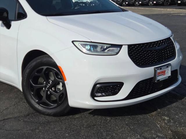 Certified 2025 Chrysler Pacifica Premium image 2