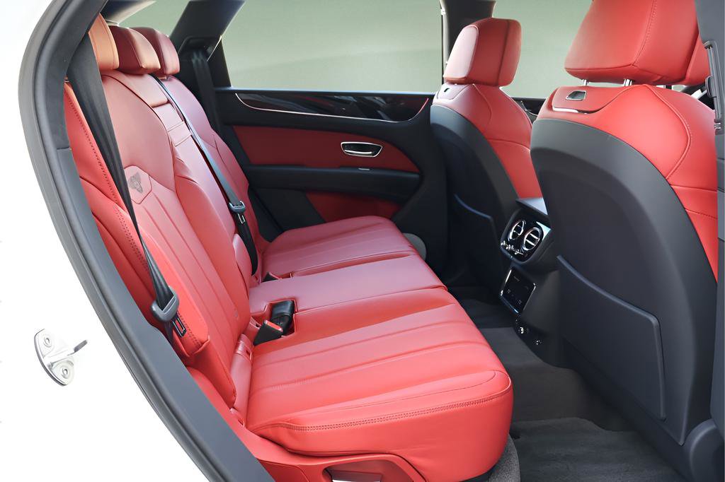 Used 2025 Bentley Bentayga AWD/4WD image 18