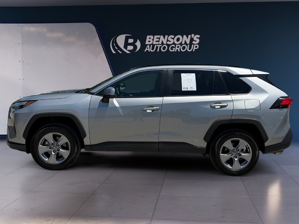 Used 2025 Toyota RAV4 XLE AWD/4WD image 2