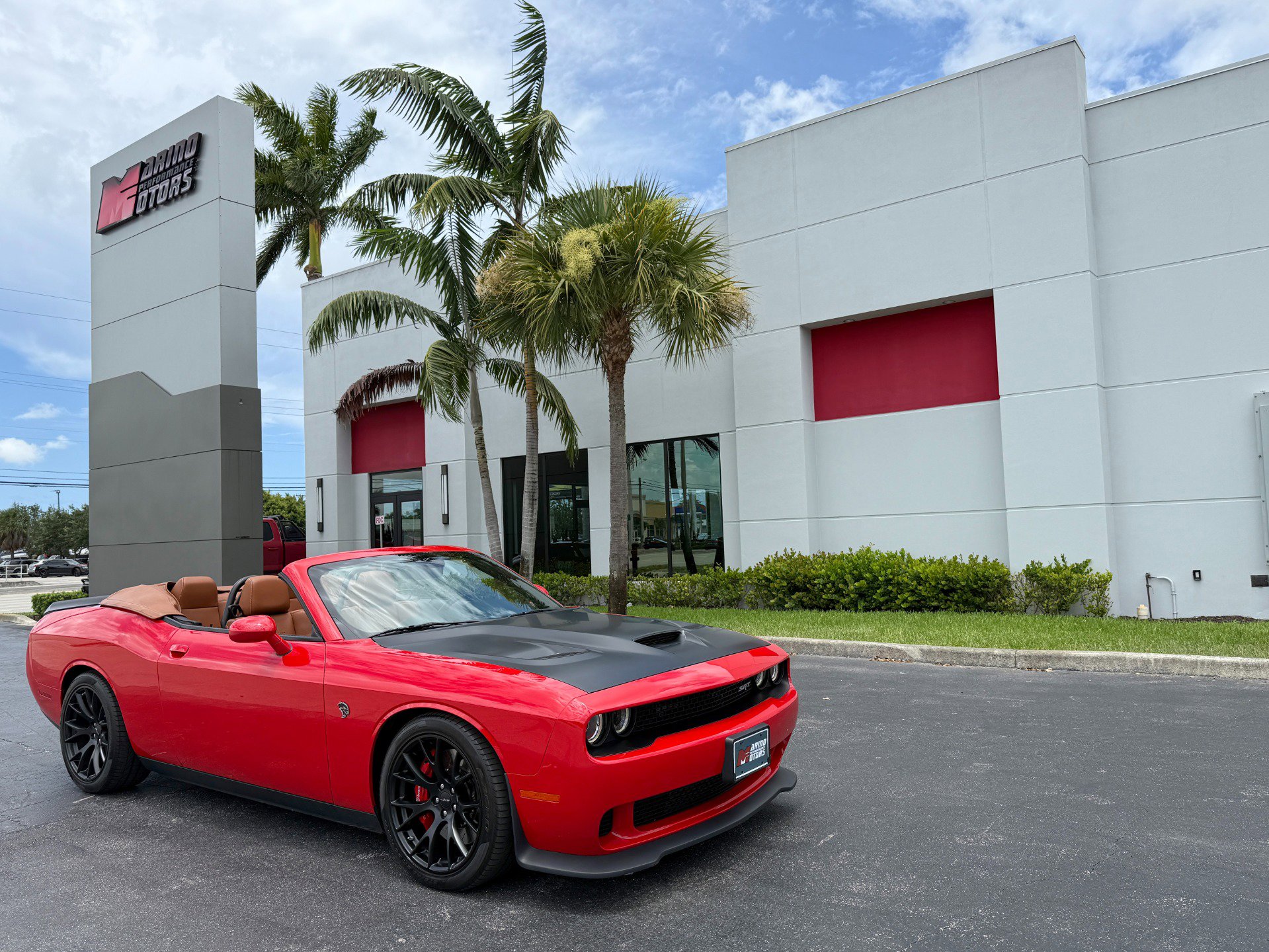 Used 2015 Dodge Challenger SRT Hellcat image 1