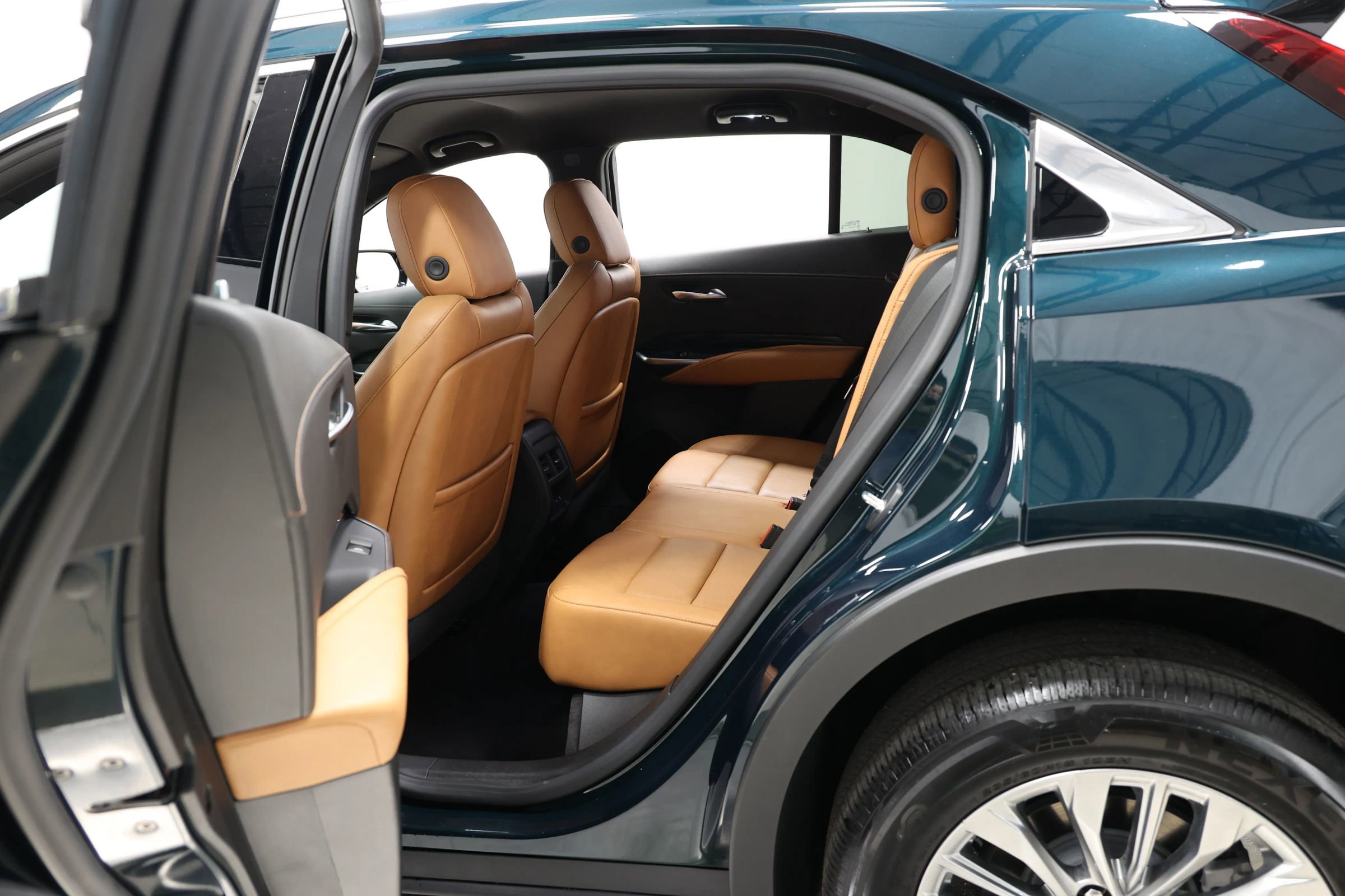 Used 2024 Cadillac XT4 Premium Luxury image 39