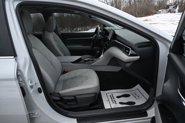Used 2022 Toyota Camry SE w/ Cold Weather Package image 19