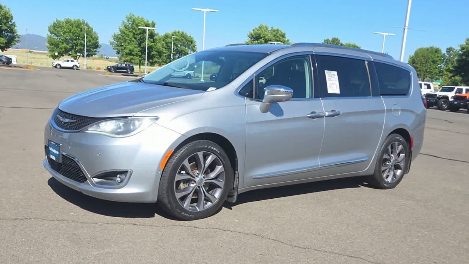 Used 2017 Chrysler Pacifica Limited FWD image 4