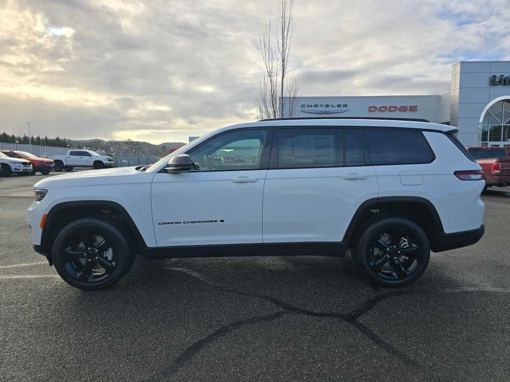 New 2025 Jeep Grand Cherokee L Altitude image 2