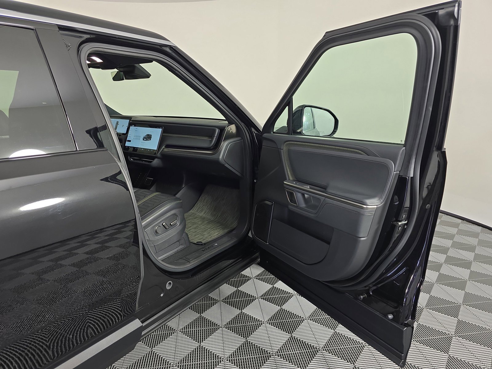 Used 2024 Rivian R1S Adventure AWD/4WD image 18