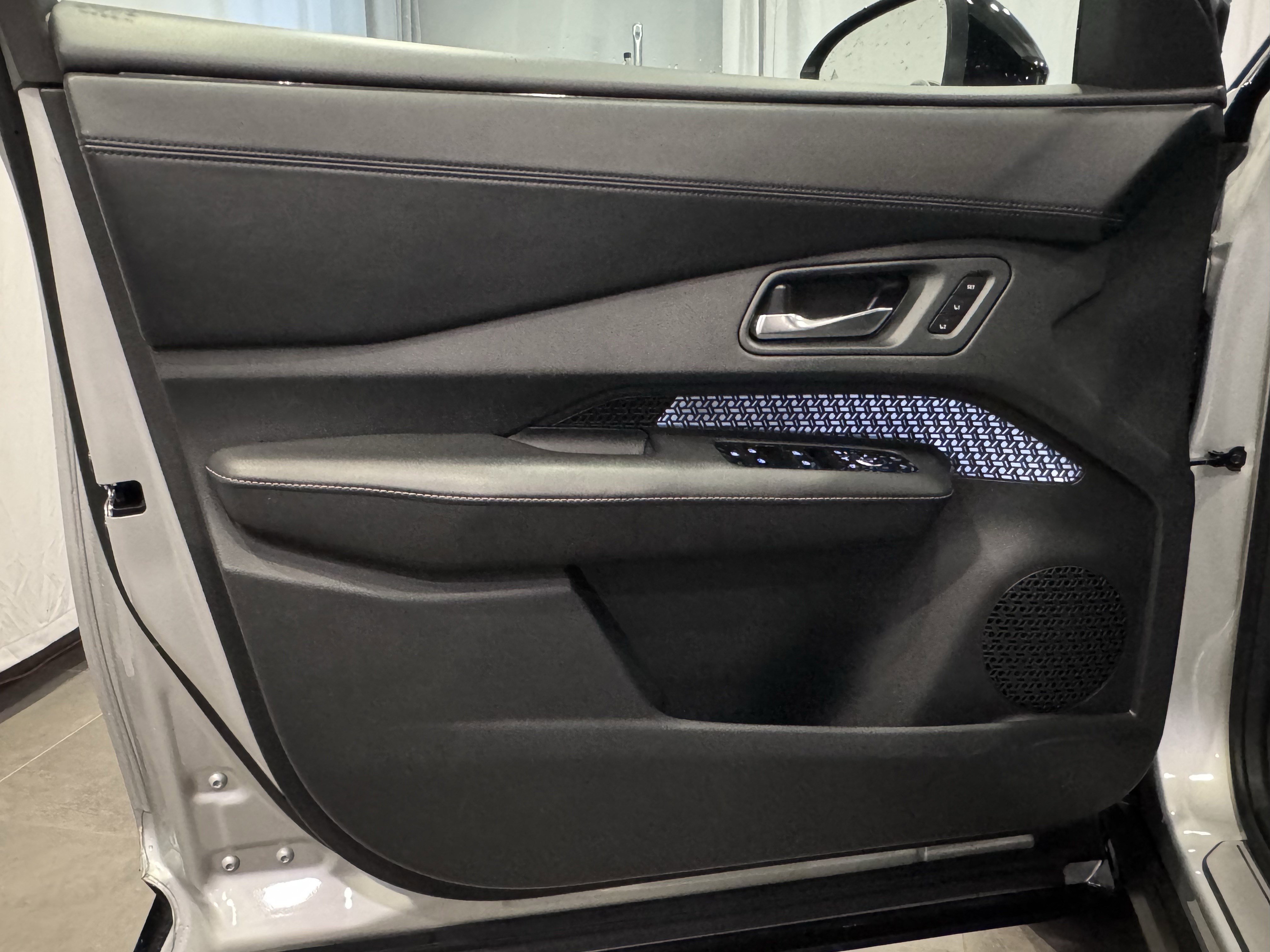 Used 2023 Nissan Ariya AWD image 13